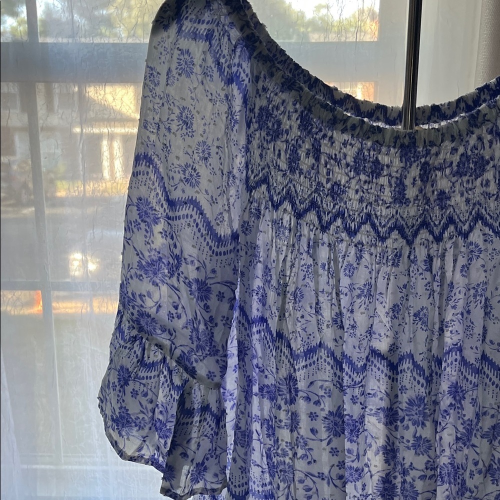 En Creme Floral Blue and White Flowy Boho Blouse Size Medium - Picture 9 of 11